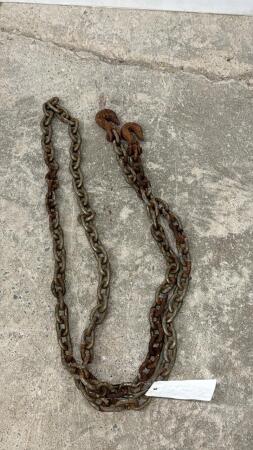 Approx. 10ft 3/8in Chain with 2 Hooks