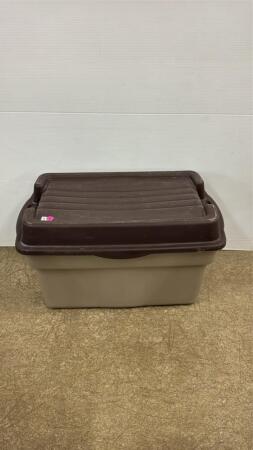Rubbermaid Plastic Tote with Lid