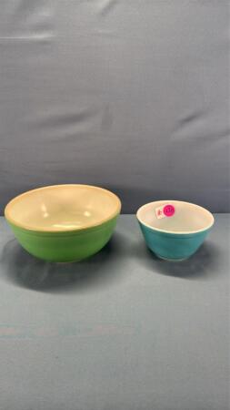 (2) Pyrex Bowls