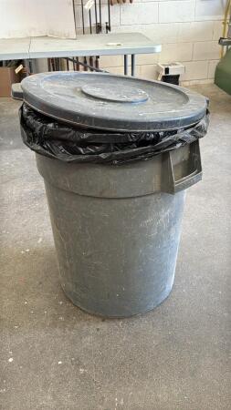 Rubbermaid Garbage Can With Lid