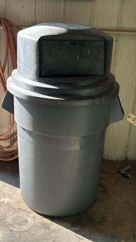Rubbermaid Brute Garbage Container with Lid