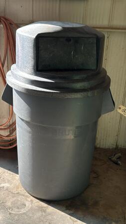 Rubbermaid Brute Garbage Container with Lid