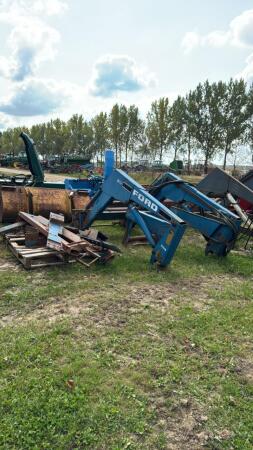 FORD 7413 LOADER WITH MOUNTS AND QUICK TACH PLATE