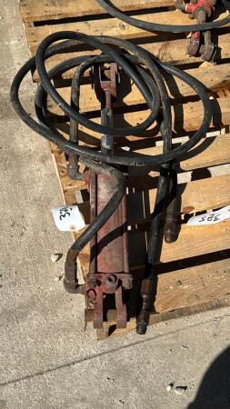 HYDRAULIC CYLINDER WITH HOSES