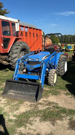 NEW HOLLAND TC30 4WD DIESEL TRACTOR