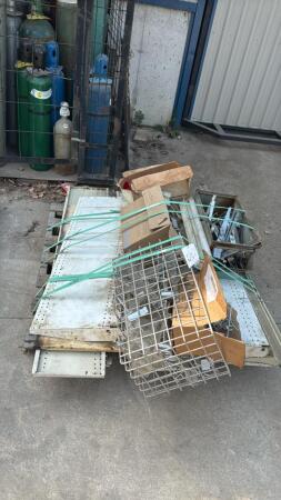 LOT OF SHOWROOM SHELVING AND COMPONENTS