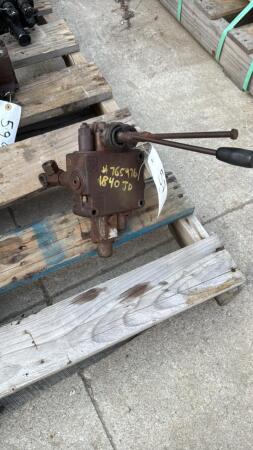 HYDRAULIC VALVE FOR JOHN DEERE 1840