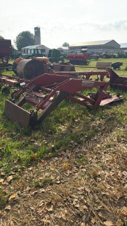INTERNATIONAL 2250 LOADER WITH MOUNTS