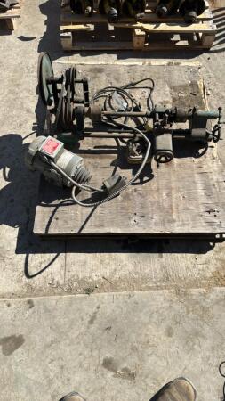 SMALL METAL LATHE WITH ELECTRIC MOTOR