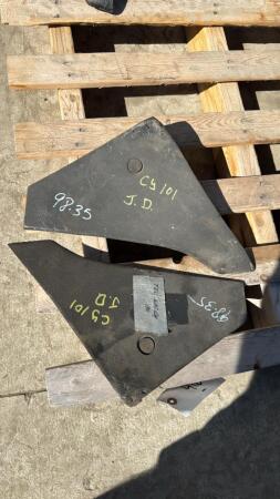 LOT OF 2 JOHN DEERE PLOW POINTS