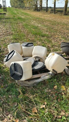 LOT OF 6 - WHITE INSECTISIDE HOPPERS