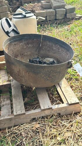 CAST IRON 25IN DIAM KETTLE