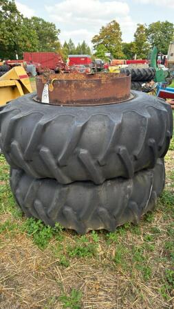 PAIR OF 18.4-30 SNAP-ON DUALS ON RIMS