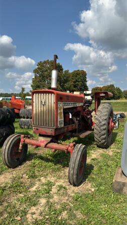 INTERNATIONAL FARMALL 656 GAS TRACTOR