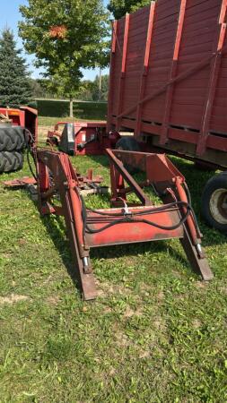 INTERNATIONAL 2250 LOADER WITH MOUNTS & VALVE