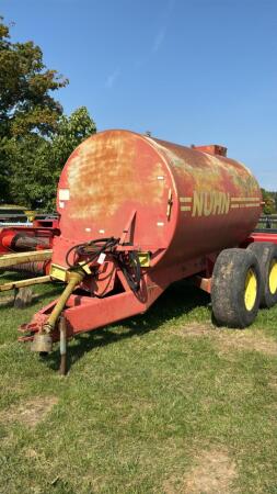 NUHN 2500 GALLON TANDEM LIQUID MANURE TANK