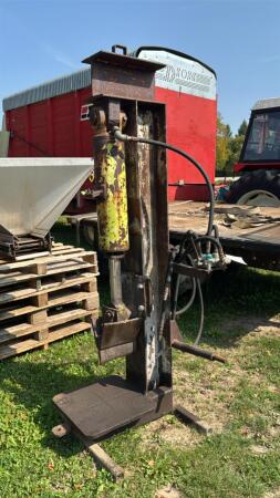SHOPBILT 3PTH VERTICAL HYDRAULIC WOOD SPLITTER