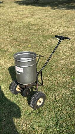 Cyclone B3-Pro Broadcast Spreader
