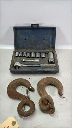 (2) HOOKS & 3/8IN DRIVE SOCKET SET