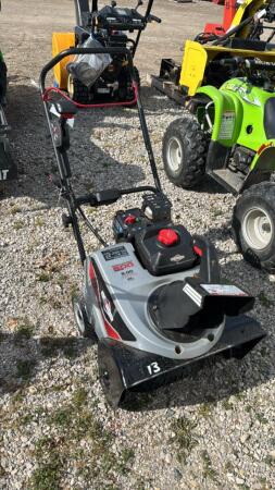 BRIGGS & STRATTON 22IN GAS SNOW THROWER