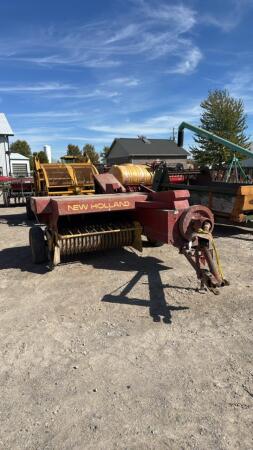 NEW HOLLAND 273 SQUARE BALER