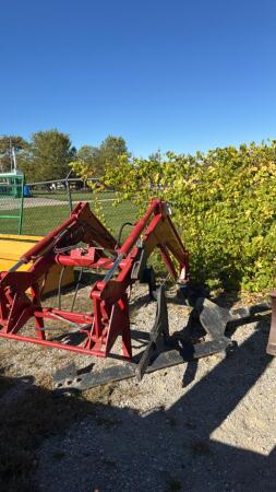 LOADER AND MOUNTS FOR MIDSIZE TRACTOR