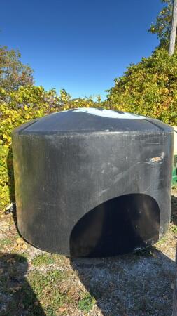 1550 GALLON PAINTED POLY TANK