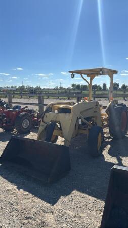 MASSEY FERGUSON 2135 GAS TRACTOR