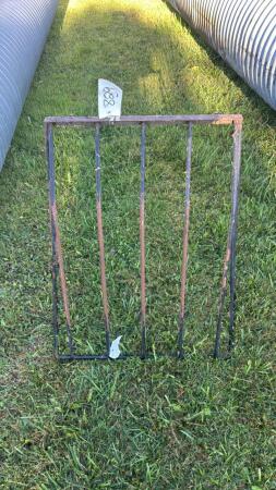 WALL MOUNT HAY FEEDER