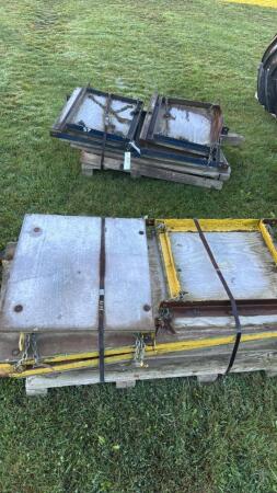 PAIR OF FORMS FOR CONCRETE BLOCKS