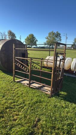 CATTLE CRATE WITH HEADGATE
