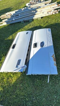 PAIR OF FORD SUPERDUTY TAILGATES