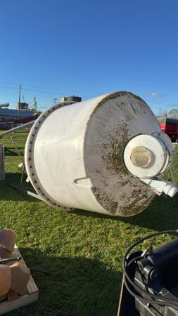 APPROX 5 TON POLY UPRIGHT FEED BIN