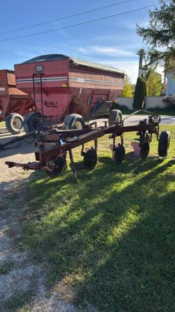 INTERNATIONAL 720 4 FURROW SEMI MOUNT PLOW