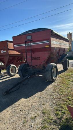 MARKET 650 GRAVITY WAGON WITH TARP