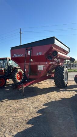 DEMCO 650 GRAIN CART