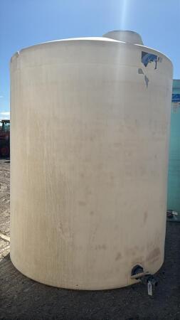 WHITE 3000 GALLON POLY FERTILIZER TANK