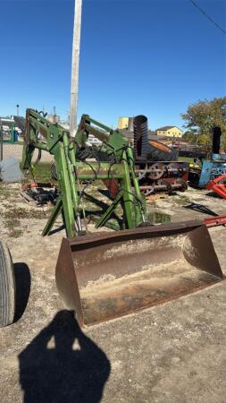 JOHN DEERE 240 SELF LEVELING LOADER