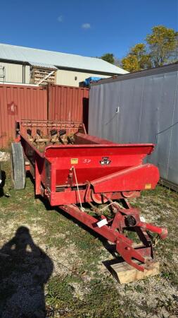 MASSEY FERGUSON 160 SINGLE AXLE MANURE SPREADER
