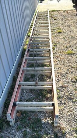 32FT LOUISVILLE FIBREGLASS LADDER