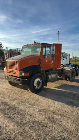 2000 INTERNATIONAL 8200 SINGLE AXLE TRUCK