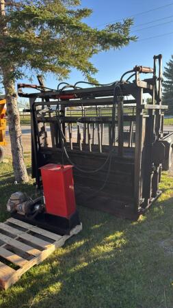 CALDWELL HYDRAULIC CATTLE PROCESSING CHUTE