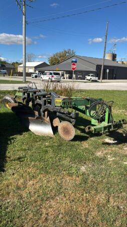JOHN DEERE 2800 4 FURROW SEMI MOUNT PLOW
