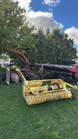 NEW HOLLAND 890 FORAGE HARVESTER WITH HEADS