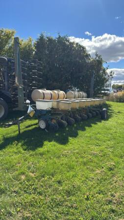 JOHN DEERE 7000 10 ROW PLANTER