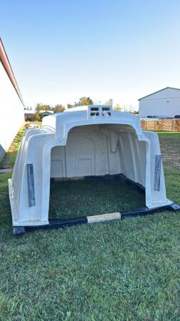 POLY CALF HUTCH