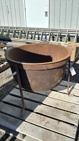 28IN CAST IRON KETTLE ON LEGS