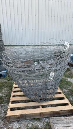QUANTITY OF WIRE BASKETS