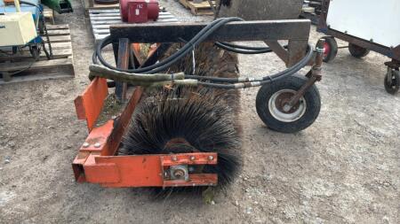 LOADER MOUNT 5FT WIDE HYD BROOM