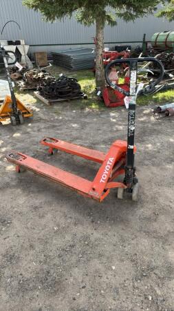 TOYOTA 5500LBS PALLET MOVER